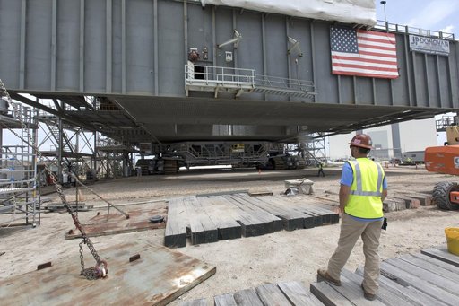 Crawler Lifts Mobile Launcher