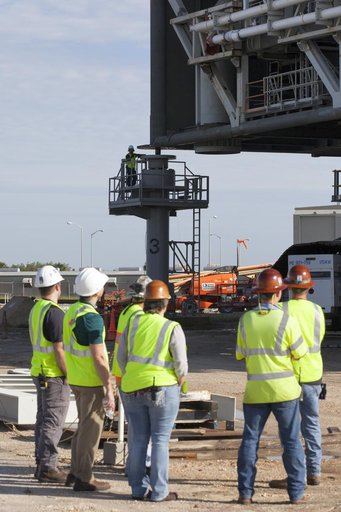 Crawler Lifts Mobile Launcher