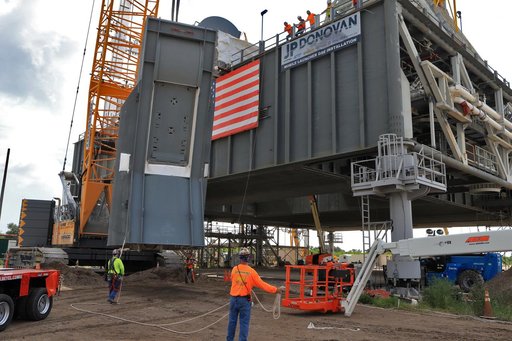 LH2/TSMU Lift and Install