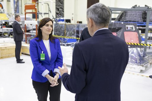 Lieutenant Governor of Florida tours O&C with Center Director Bo