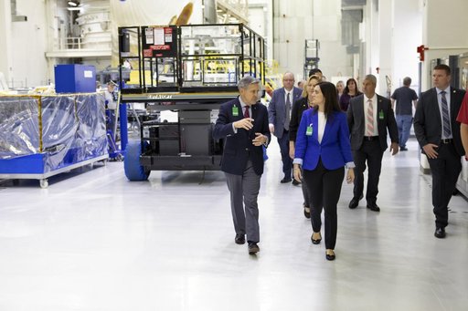 Lieutenant Governor of Florida tours O&C with Center Director Bo