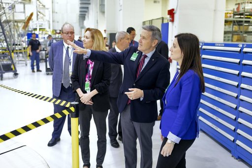 Lieutenant Governor of Florida tours O&C with Center Director Bo