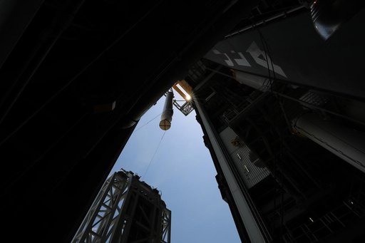 Mars 2020 SRB 3 Preparations for Lift and Mate
