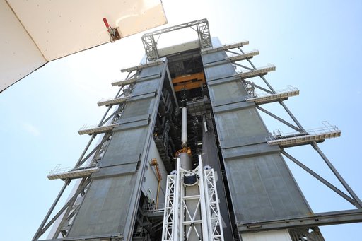 Mars 2020 SRB 3 Preparations for Lift and Mate