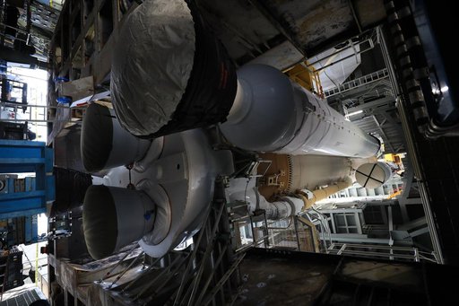 Mars 2020 SRB 3 Preparations for Lift and Mate
