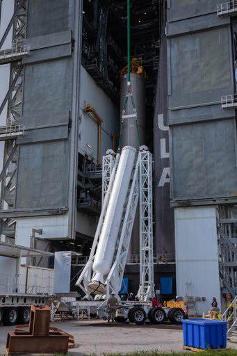 Mars 2020 SRB #4 Preparations for Lift and Mate