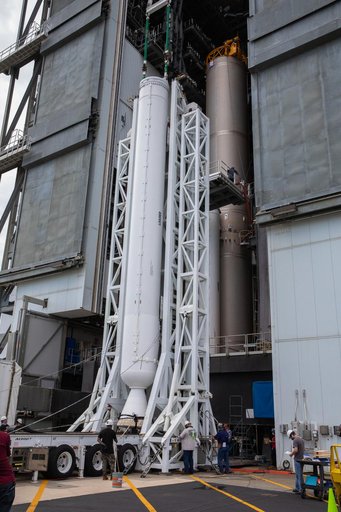 Mars 2020 SRB #4 Preparations for Lift and Mate