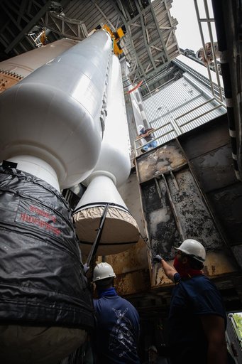 Mars 2020 SRB #4 Preparations for Lift and Mate