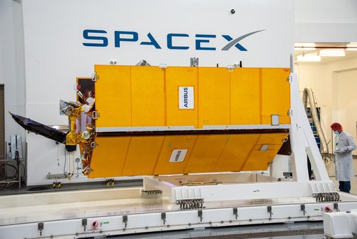 Sentinel-6 Spacecraft Removal from Container, Lift to MPT