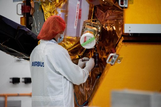 Sentinel-6 Spacecraft Removal from Container, Lift to MPT
