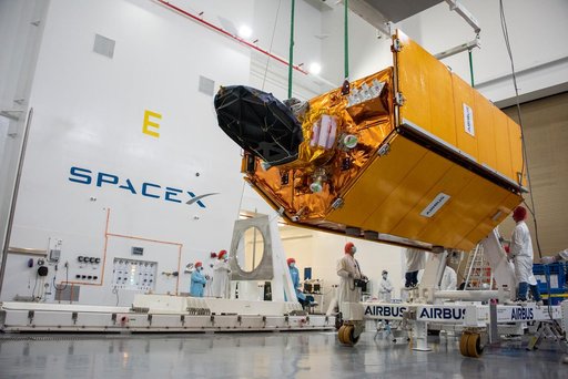 Sentinel-6 Spacecraft Removal from Container, Lift to MPT