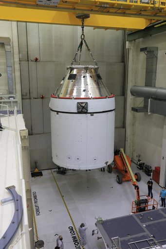 Artemis I Orion Lift to Transporter - Kathy Lueders Tour in O&C