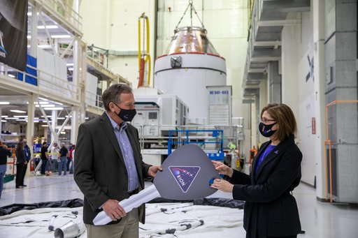 Artemis I Orion Lift to Transporter - Key Handover from Lockheed