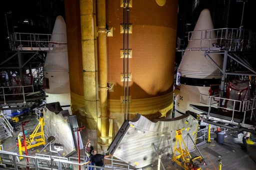 Artemis I SLS Core Stage Lift and Mate