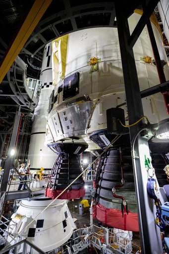 Artemis I SLS Core Stage Lift and Mate