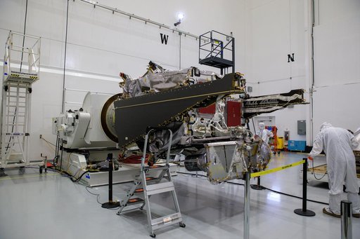 Lucy Spacecraft High Gain Antenna (HGA) Lift and Install