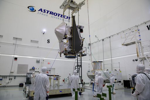 Lucy Spacecraft Lift to Dolly Operations