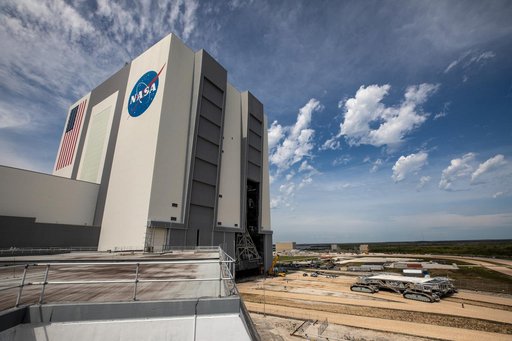 Crawler Transporter Roll to VAB for Artemis I WDR Rollout