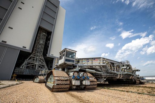 Crawler Transporter Roll to VAB for Artemis I WDR Rollout
