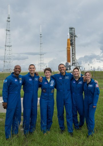 Astronaut Group & Moon Pod Essay Winners Visit Artemis I