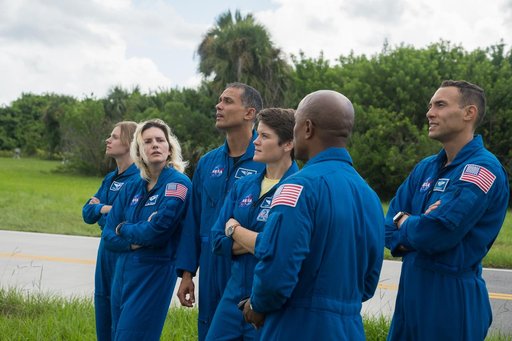 Astronaut Group & Moon Pod Essay Winners Visit Artemis I
