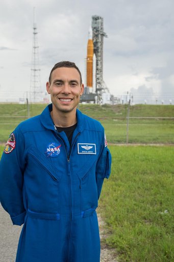 Astronaut Group & Moon Pod Essay Winners Visit Artemis I