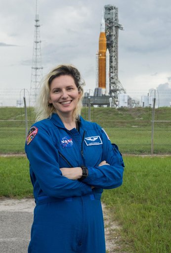 Astronaut Group & Moon Pod Essay Winners Visit Artemis I