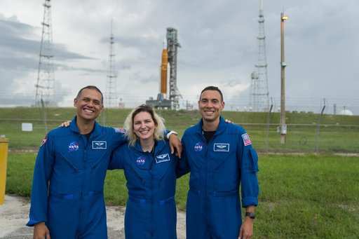 Astronaut Group & Moon Pod Essay Winners Visit Artemis I