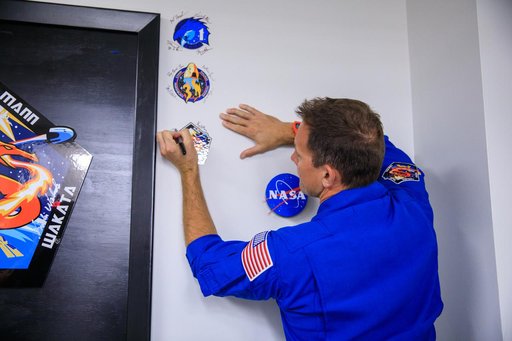SpaceX Crew-5 Astronaut Patch Placing