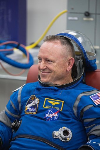 NASA Boeing CFT Astronaut Suit-Up