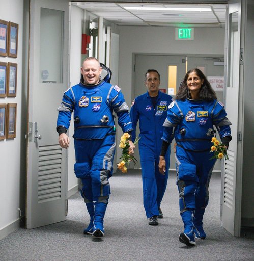 NASA Boeing CFT Astronaut Suit-Up