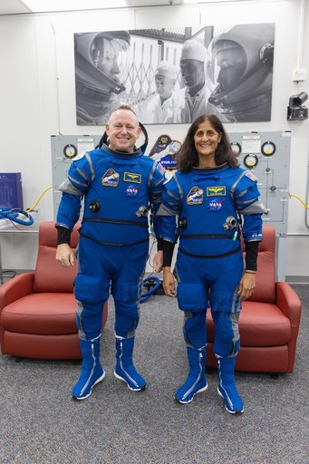 NASA Boeing CFT Astronaut Suit-Up