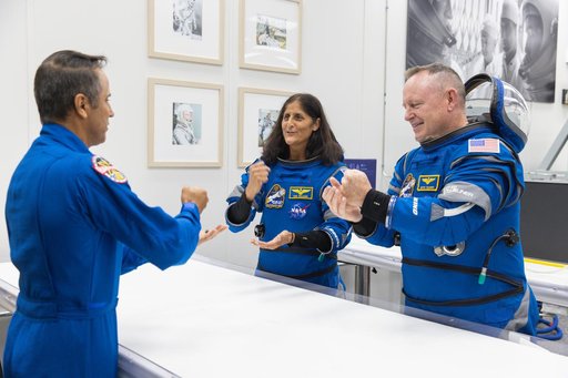NASA Boeing CFT Astronaut Suit-Up