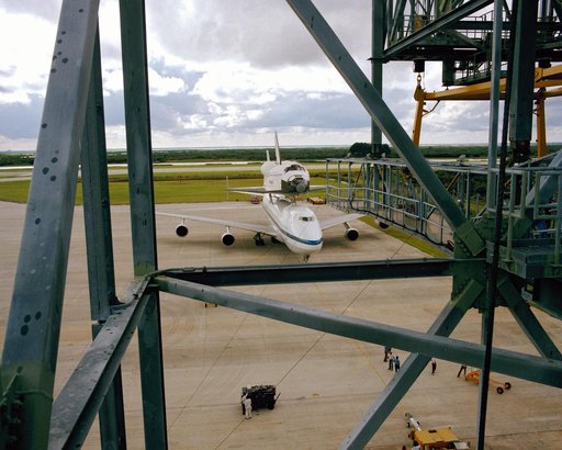 Discovery arrival at KSC before demate from shuttle ferry