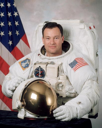 JOHNSON SPACE CENTER, HOUSTON, TEXAS -- (JSC2000-03028)  Official portrait of astronaut Michael E. Lopez-Alegria, mission specialist.