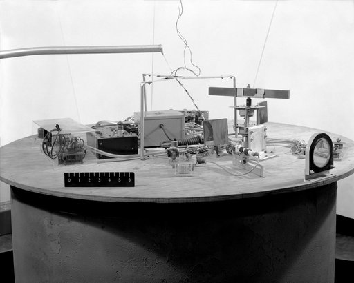 Satellite Control Simulator Emphasizing Flywheel Magnet Control