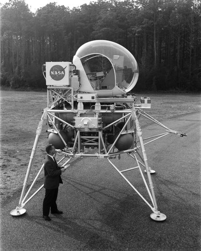 Vehicle for Lunar Landing Research Facility