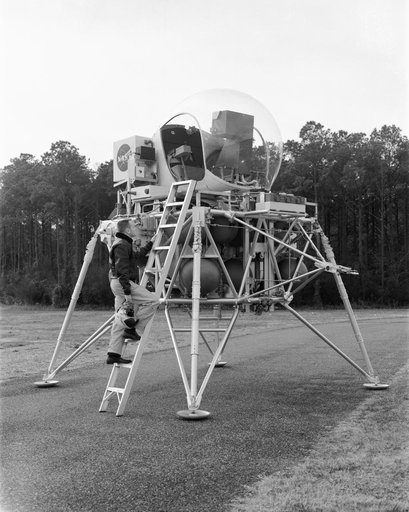 Vehicle for Lunar Landing Research Facility