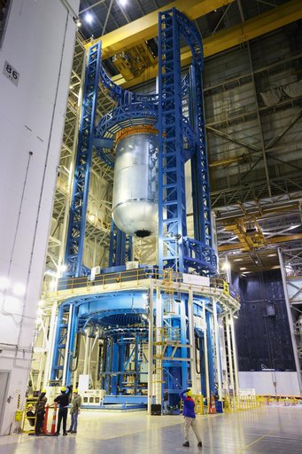 Crews Lift SLS Liquid Oxygen Tank into Cell D at NASA Michoud