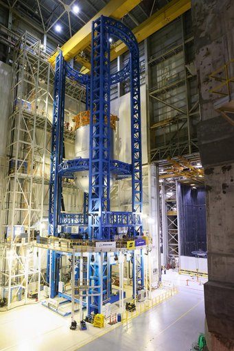 Crews Lift SLS Liquid Oxygen Tank into Cell D at NASA Michoud