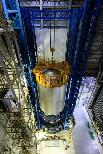 Crews Lift SLS Liquid Oxygen Tank into Cell D at NASA Michoud