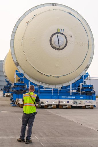 Artemis III Liquid Hydrogen Tank moves into Final Assembly