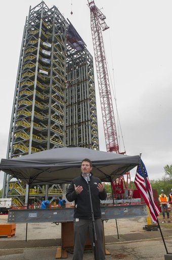 PHIL HENDRIX AT TEST STAND 4693 TOPPING OUT