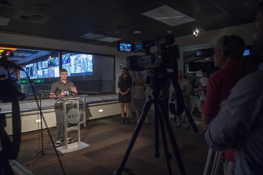 UAH STUDENT, ROBERT HILLAN, TALKS TO ISS CREW MEMBERS