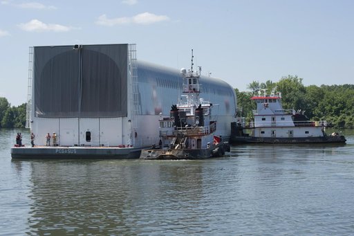 Pegasus barge arrives at MSFC