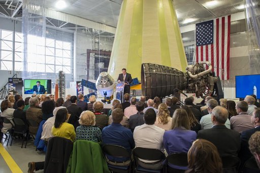 NASA Acting Administrator Robert Lightfoot presents the 2018 "St