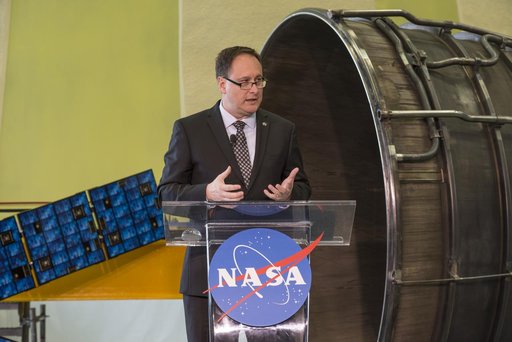 NASA Acting Administrator Robert Lightfoot presents the 2018 "St