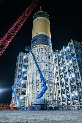 NASA Crews Place Final SLS Rocket Structural Test Article into M