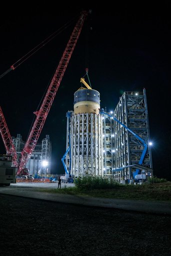 NASA Crews Place Final SLS Rocket Structural Test Article into M