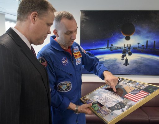 Administrator Meets with Astronauts